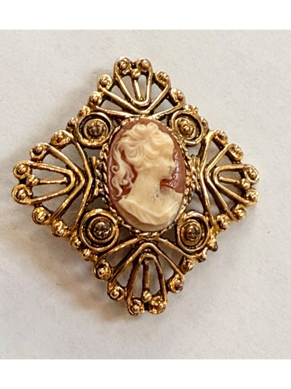Vintage Gold-Tone Cameo Brooch With Ornate Filigree Frame - Elegant Victorian-St
